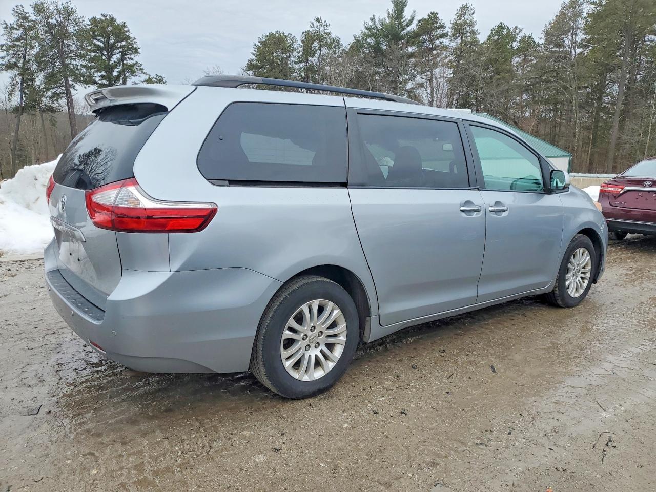 2016 TOYOTA SIENNA