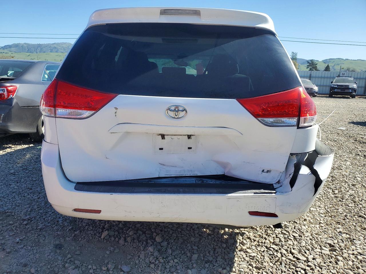 2011 TOYOTA SIENNA