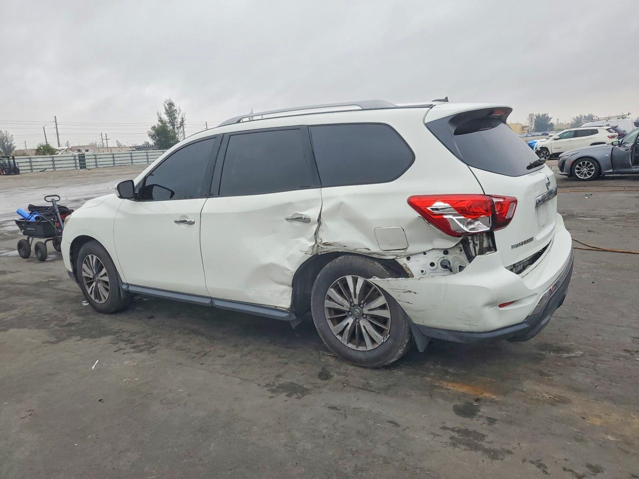 2017 NISSAN Path Finde