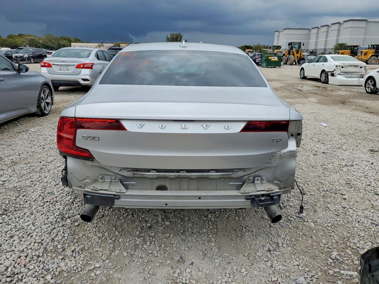 2018 VOLVO S90
