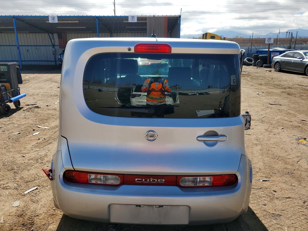 2011 NISSAN CUBE