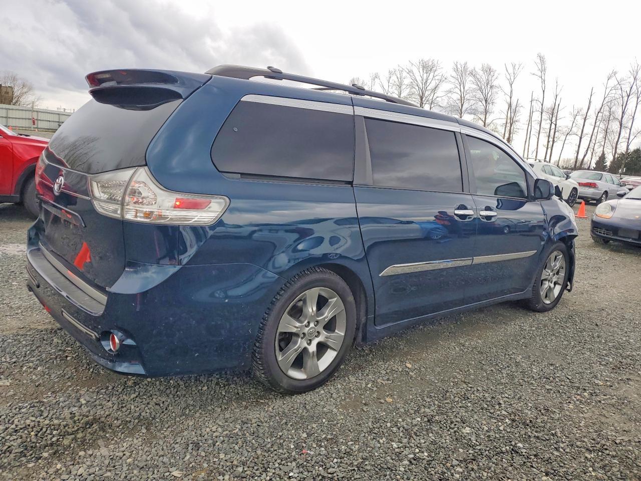 2011 TOYOTA SIENNA
