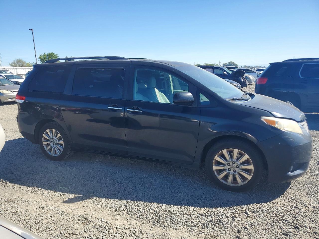 2011 TOYOTA SIENNA