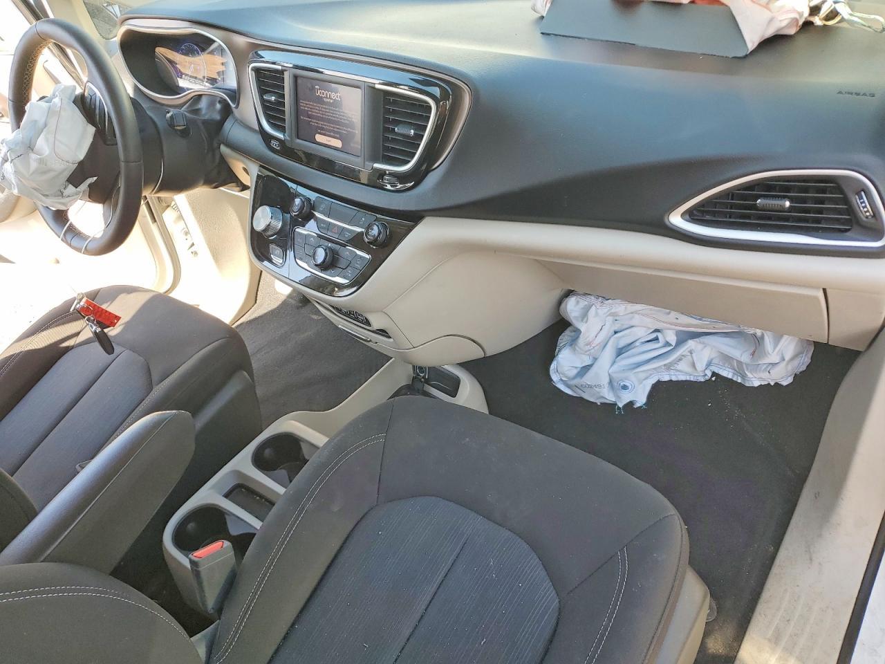 2022 CHRYSLER Voyager