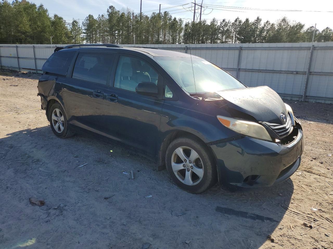 2011 TOYOTA SIENNA