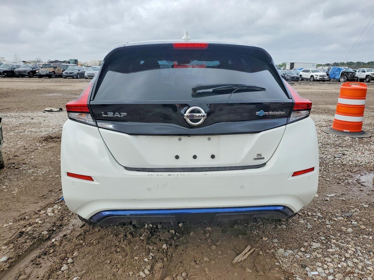 2022 NISSAN LEAF