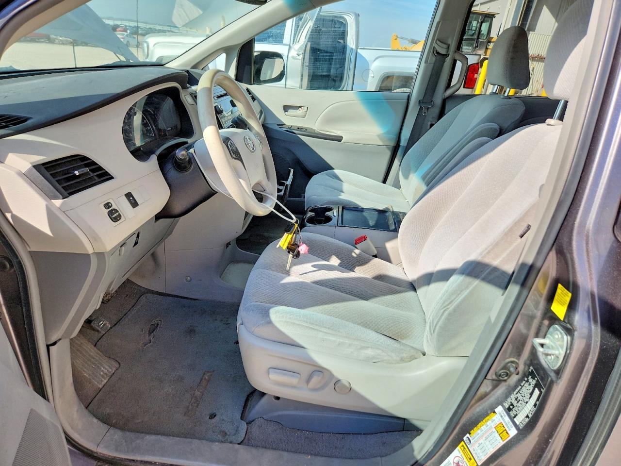 2011 TOYOTA SIENNA