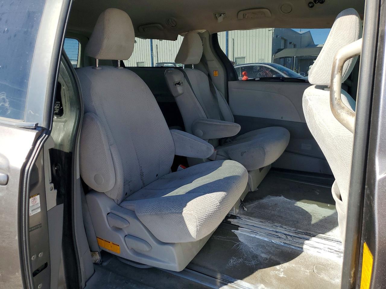 2012 TOYOTA SIENNA