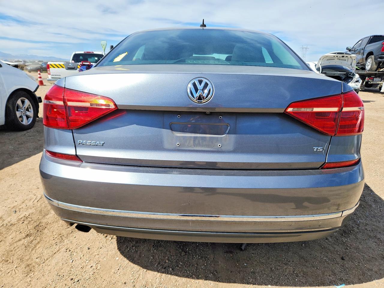 2016 VOLKSWAGEN Passat