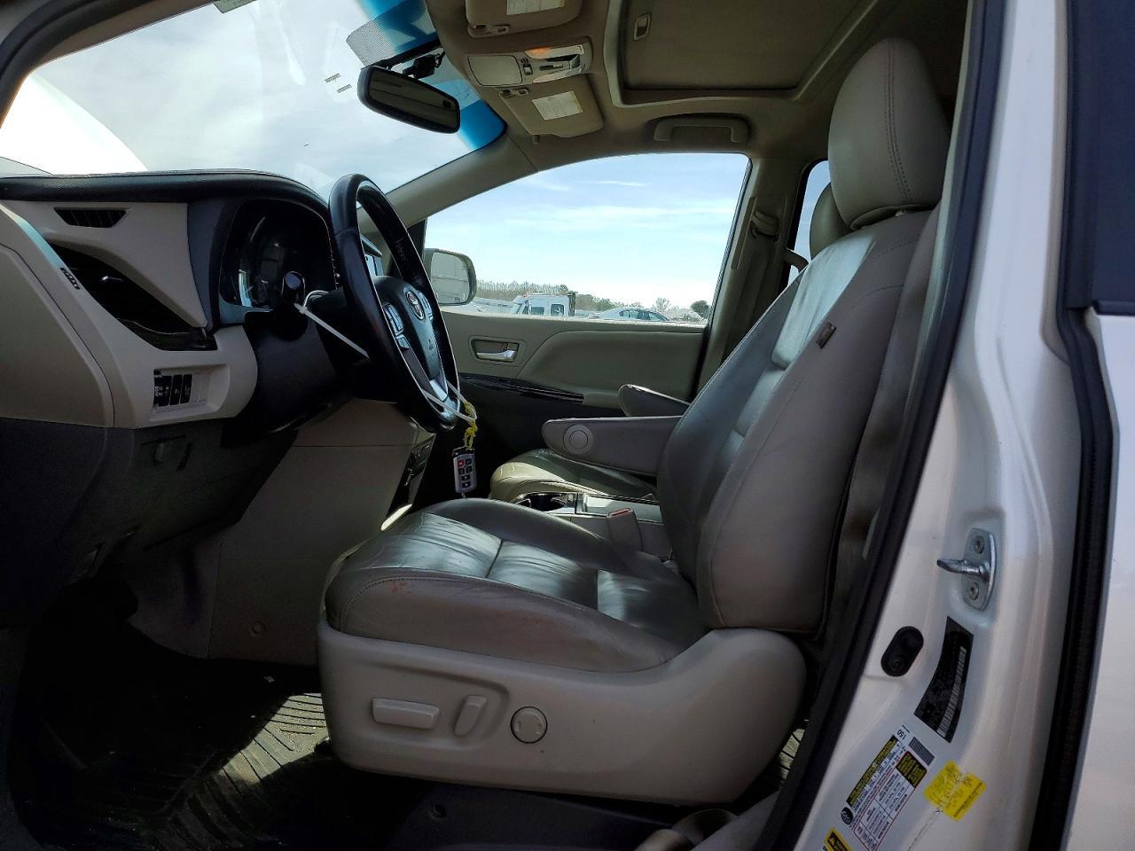 2016 TOYOTA SIENNA