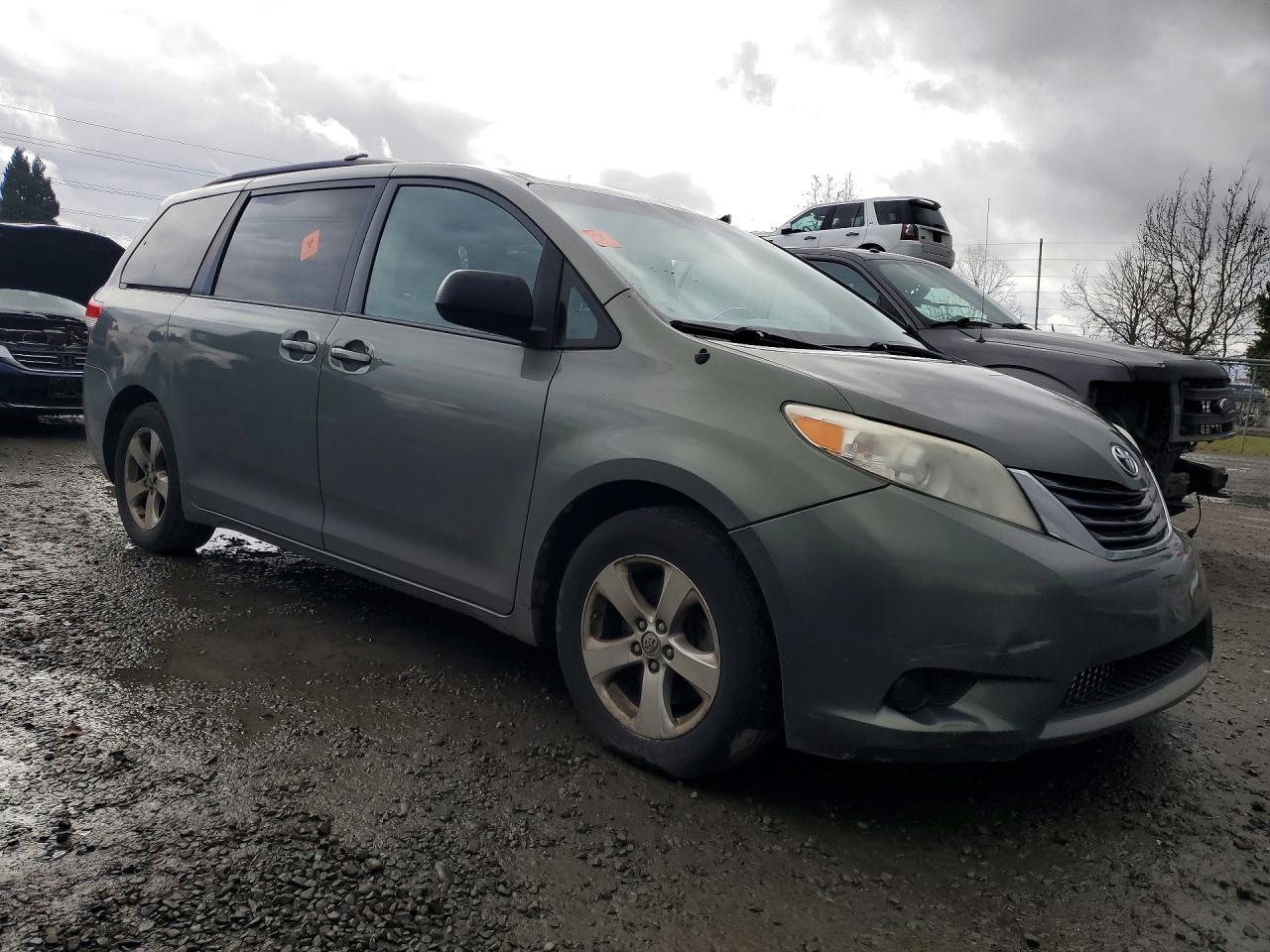 2013 TOYOTA SIENNA
