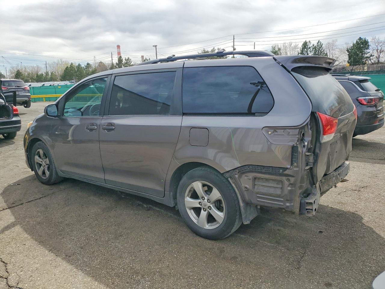 2011 TOYOTA SIENNA