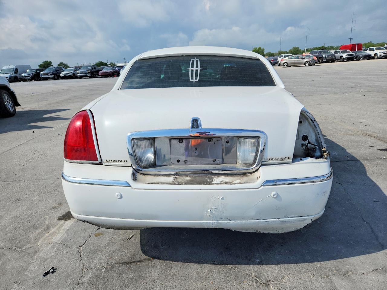 2004 LINCOLN Town Car