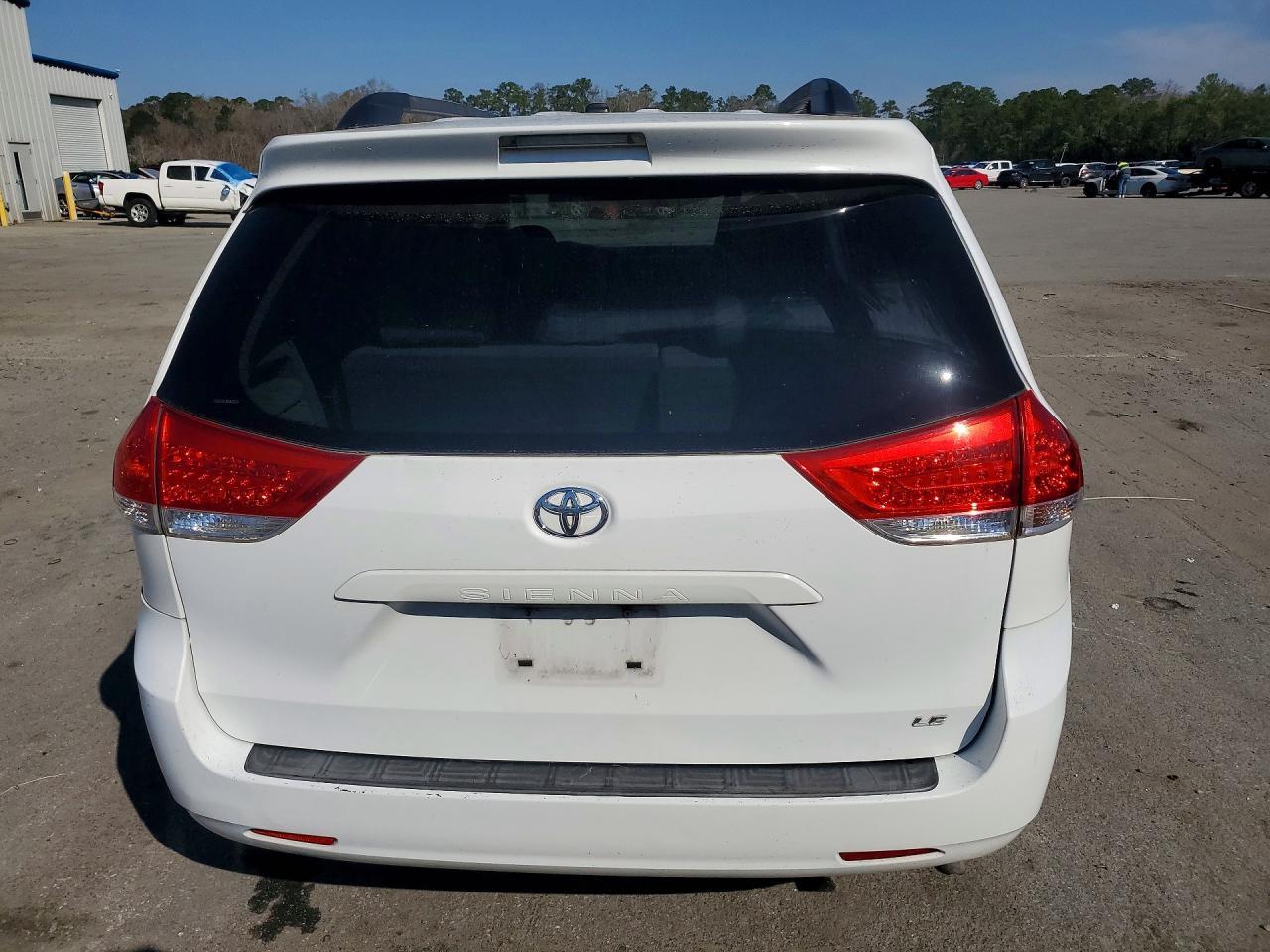 2011 TOYOTA SIENNA