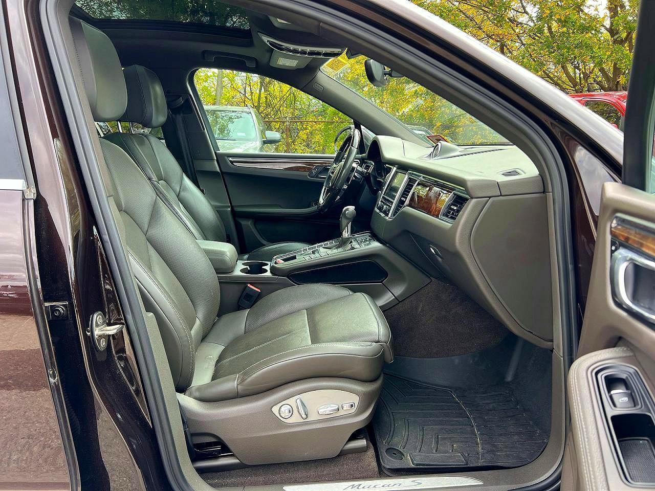 2015 PORSCHE Macan