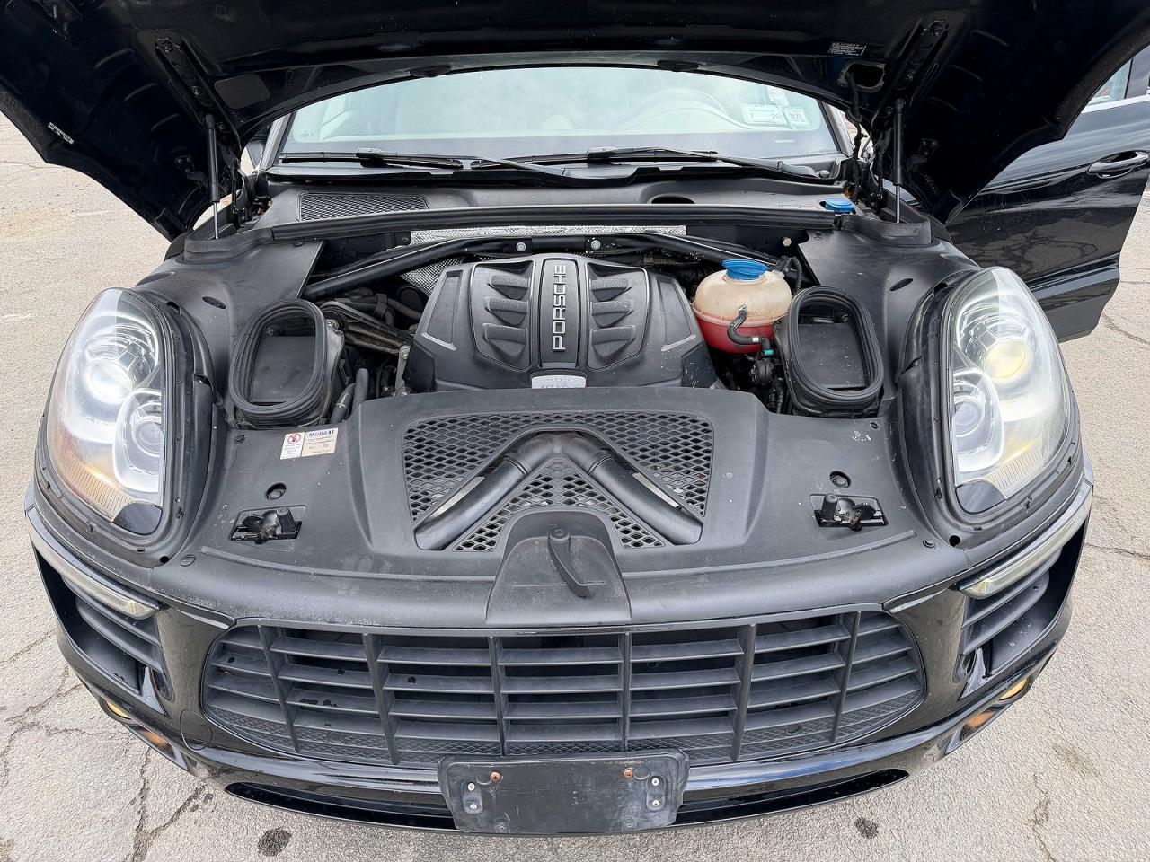 2017 PORSCHE Macan