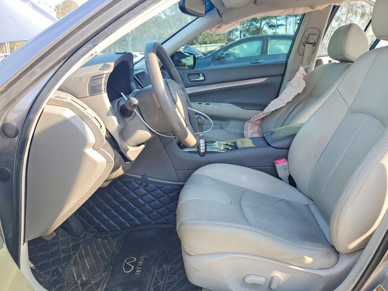 2015 INFINITI Q40