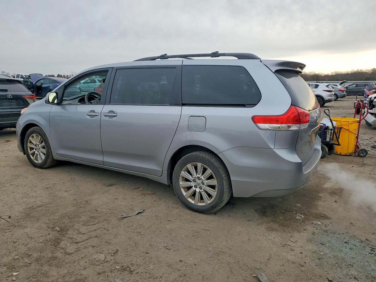 2011 TOYOTA SIENNA