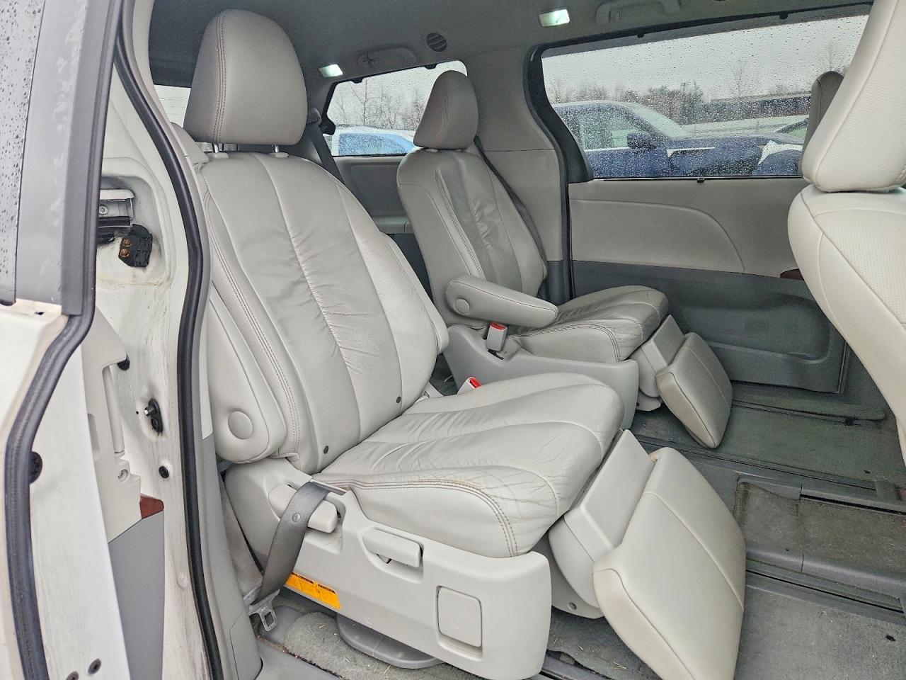 2012 TOYOTA SIENNA