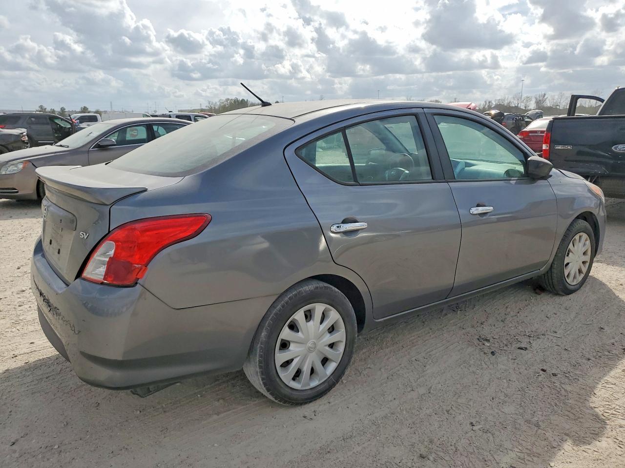 2017 NISSAN VERSA