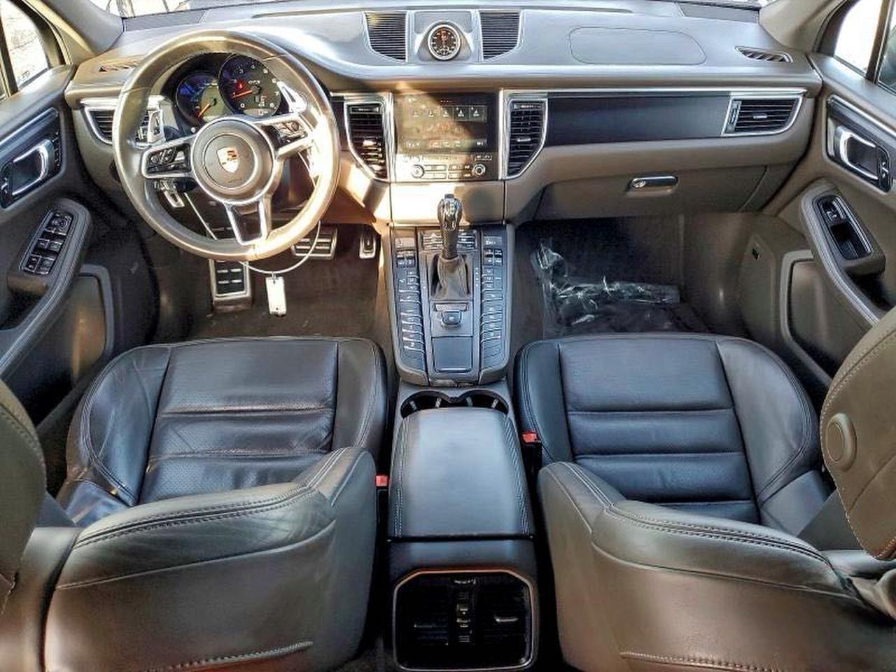 2017 PORSCHE Macan