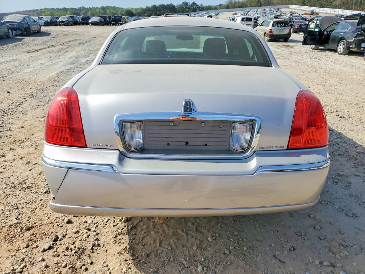 2011 LINCOLN Town Car