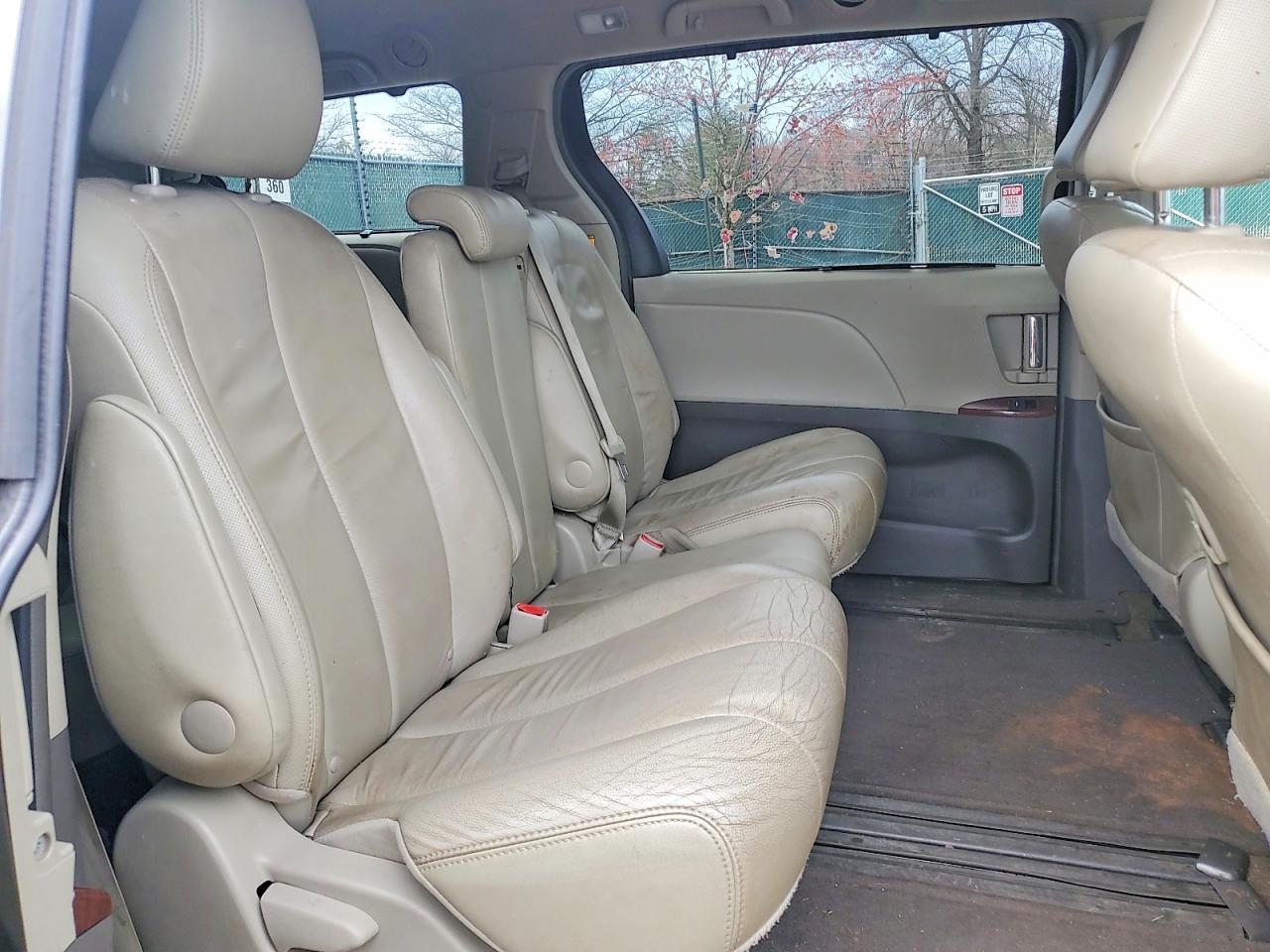 2013 TOYOTA SIENNA