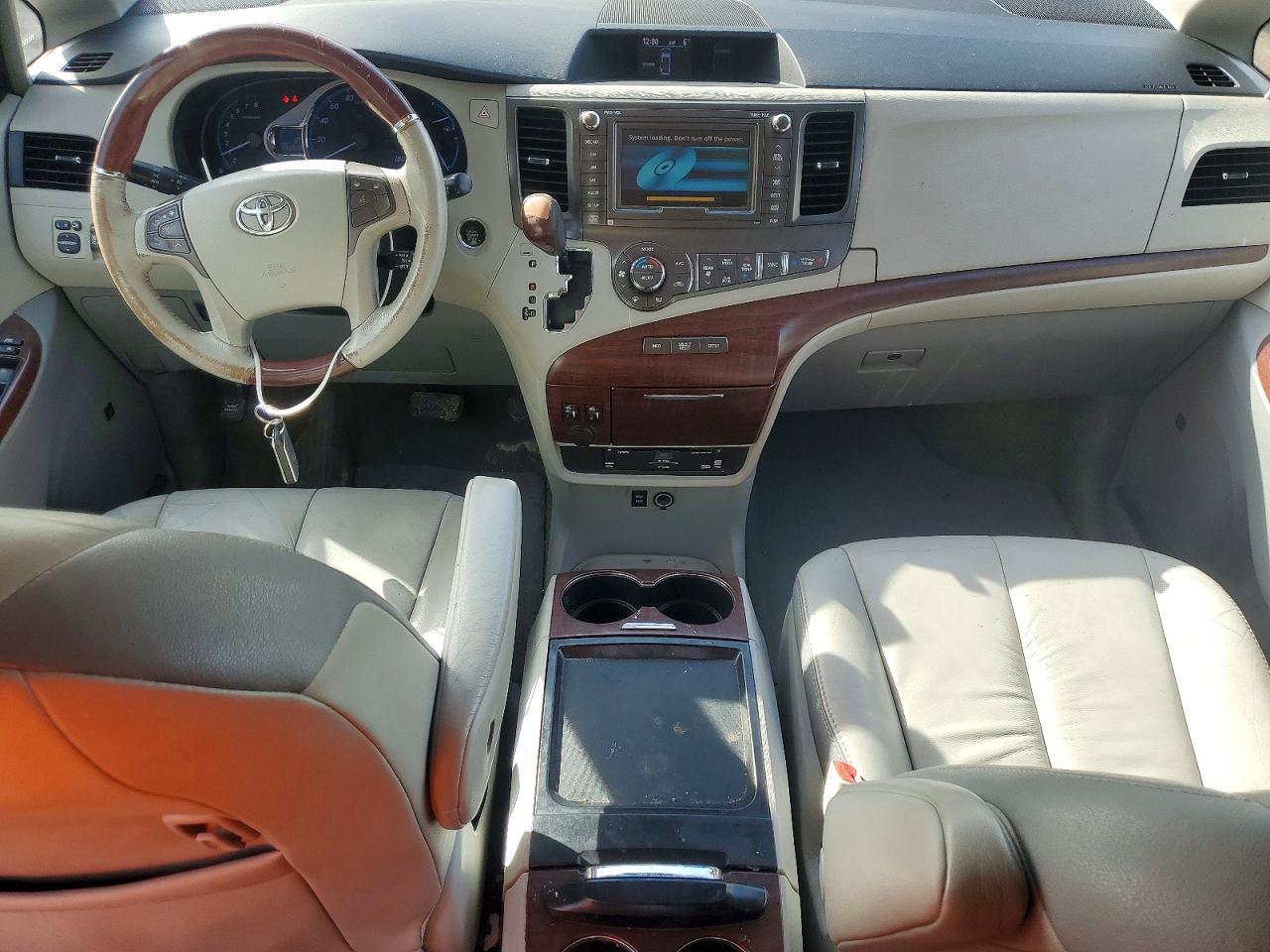 2011 TOYOTA SIENNA