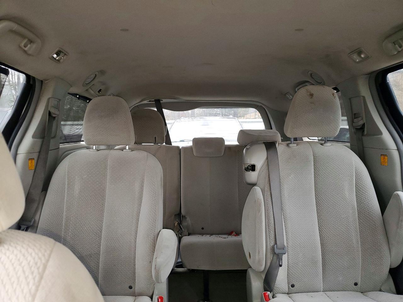 2011 TOYOTA SIENNA
