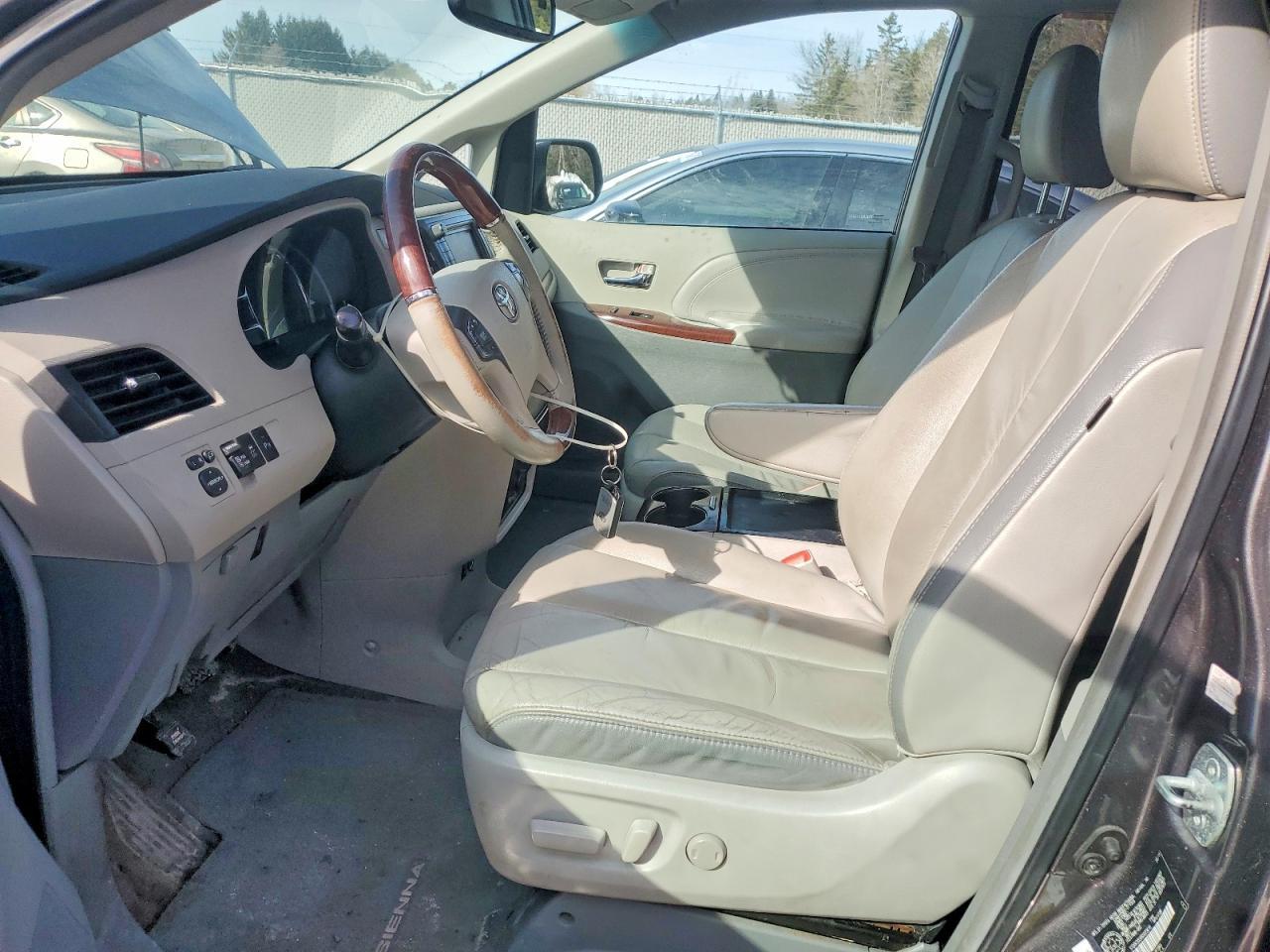 2011 TOYOTA SIENNA