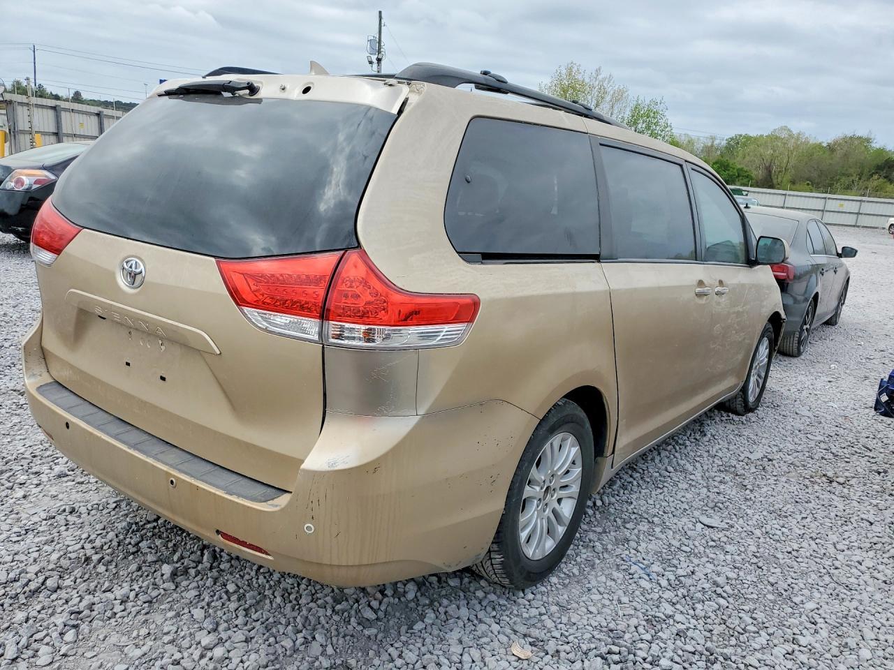 2013 TOYOTA SIENNA
