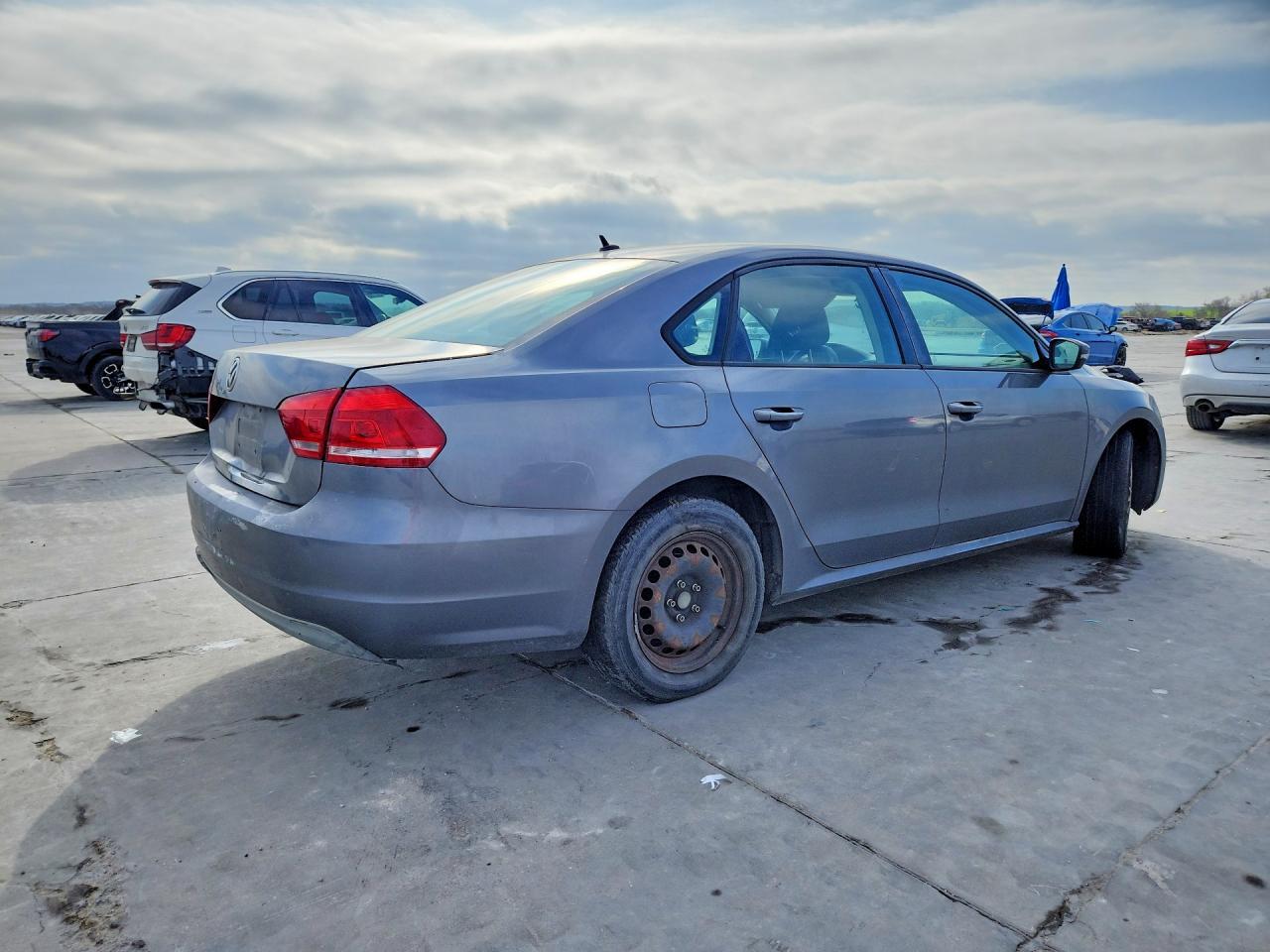 2013 VOLKSWAGEN Passat
