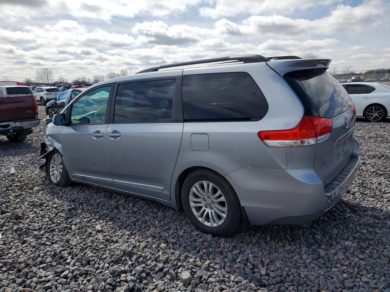 2012 TOYOTA SIENNA