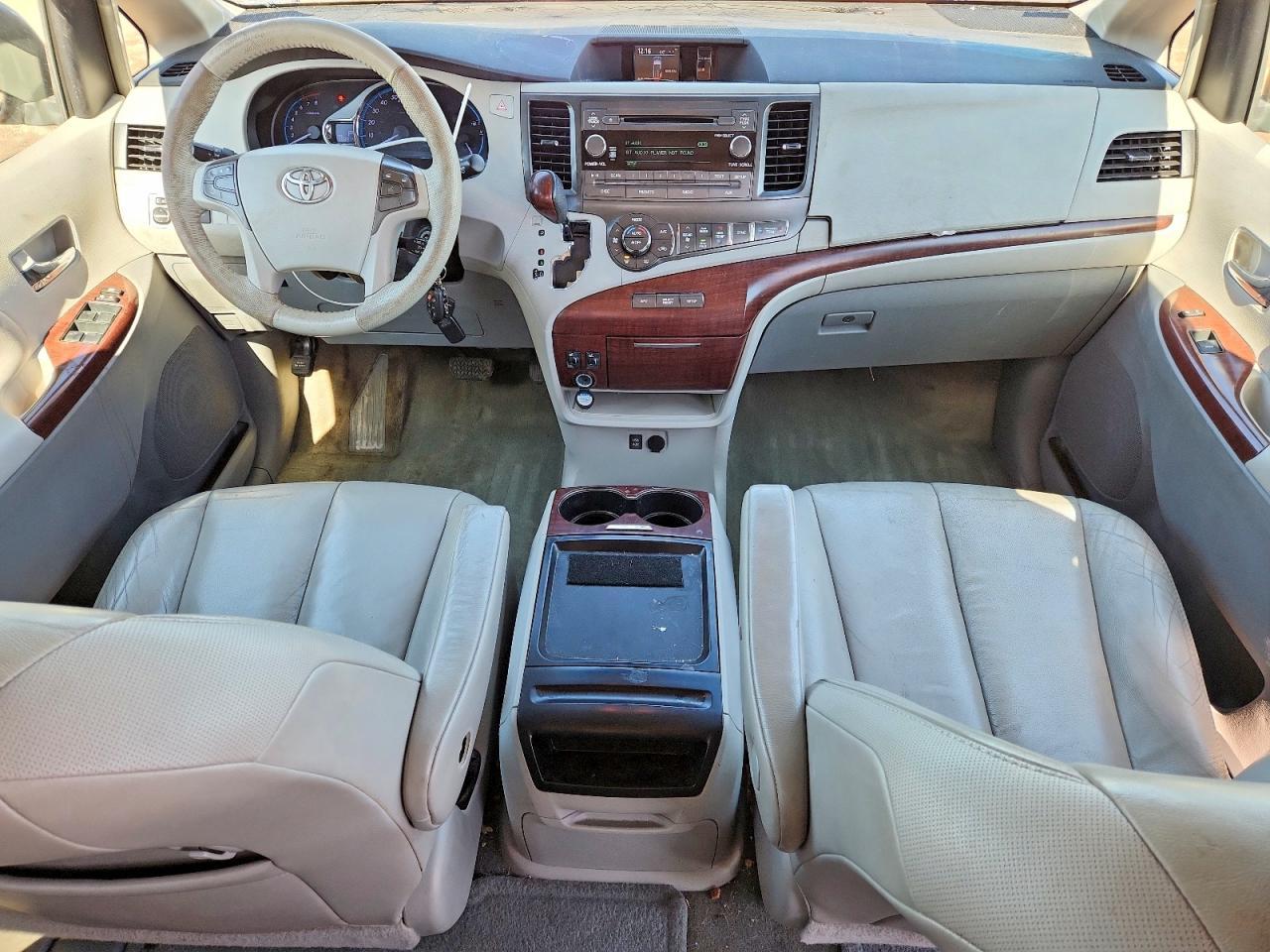 2011 TOYOTA SIENNA