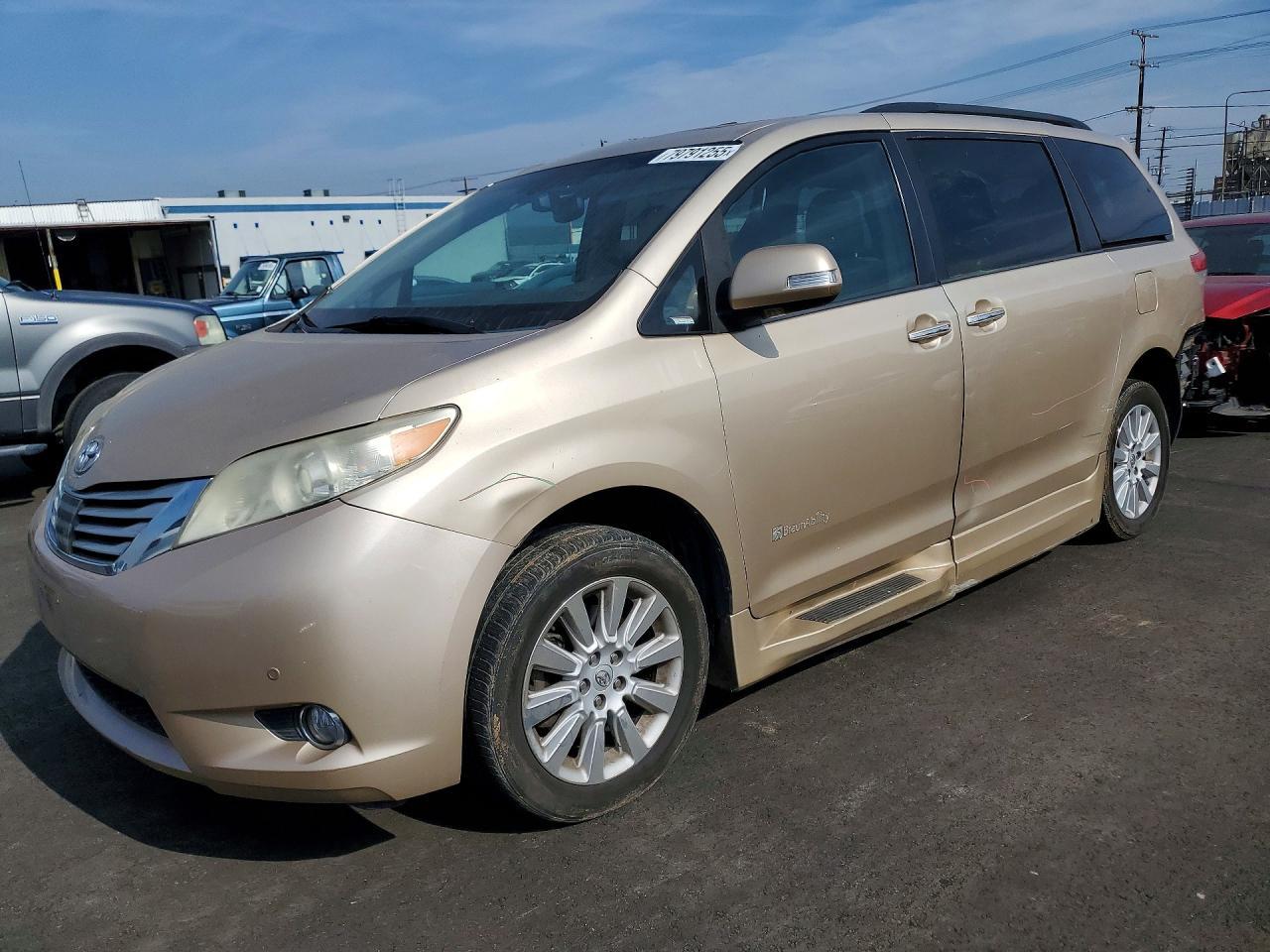 2013 TOYOTA SIENNA