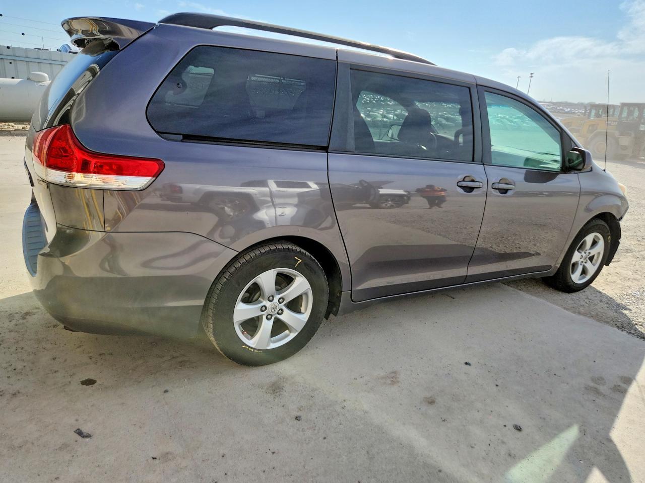 2011 TOYOTA SIENNA