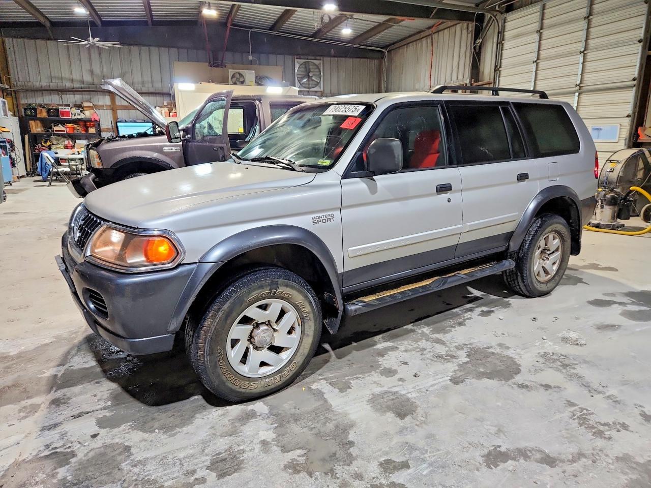 2002 MITSUBISHI Montero