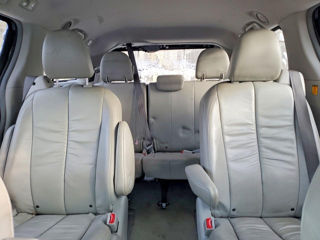 2011 TOYOTA SIENNA