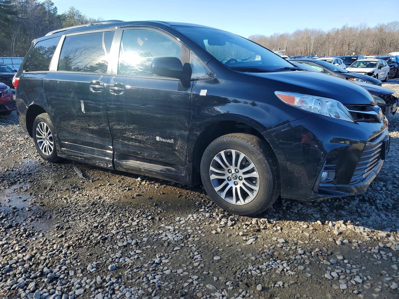 2018 TOYOTA SIENNA