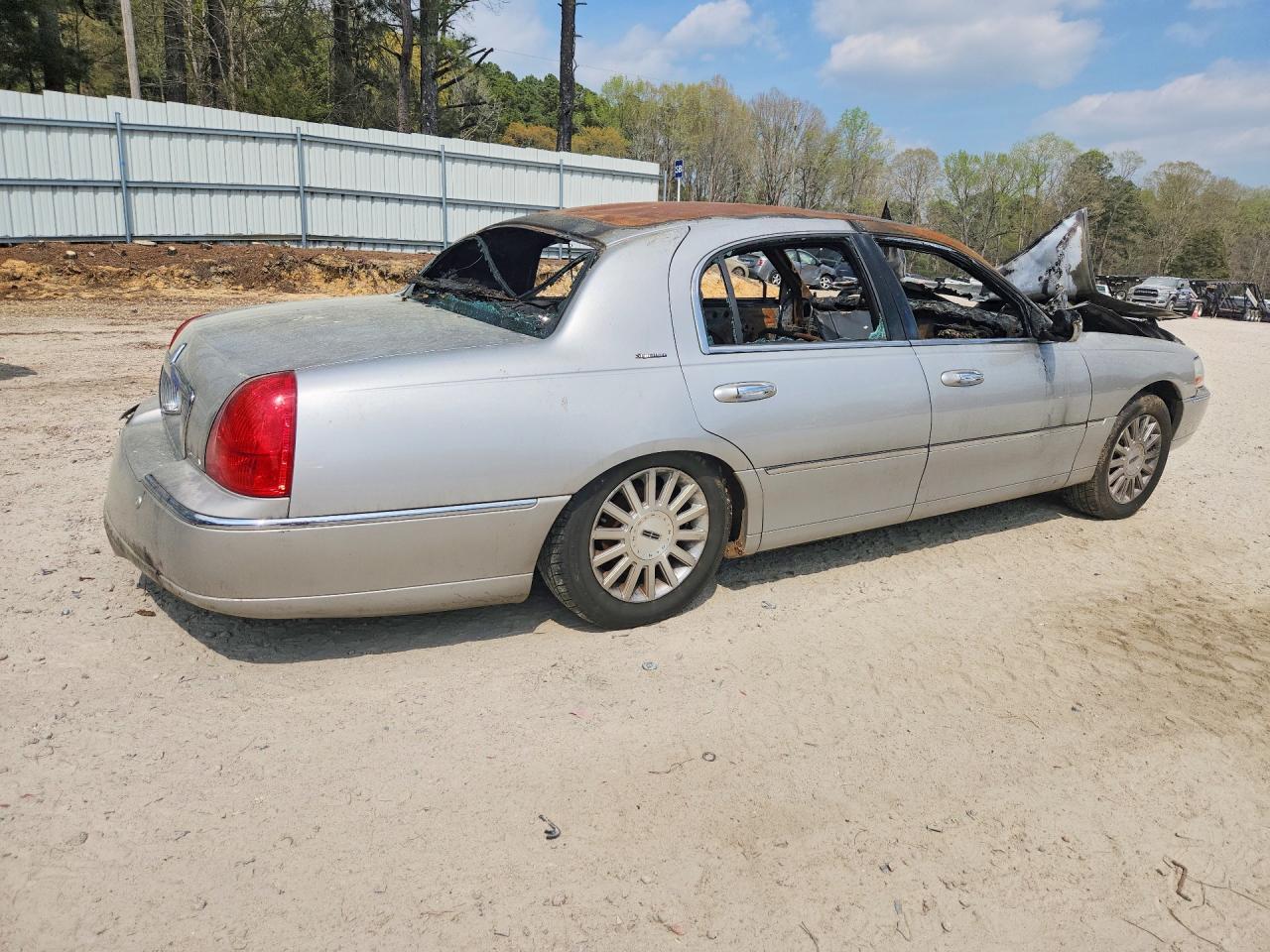 2003 LINCOLN Town Car
