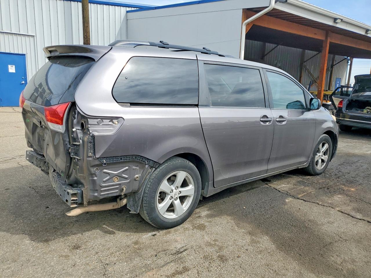 2011 TOYOTA SIENNA