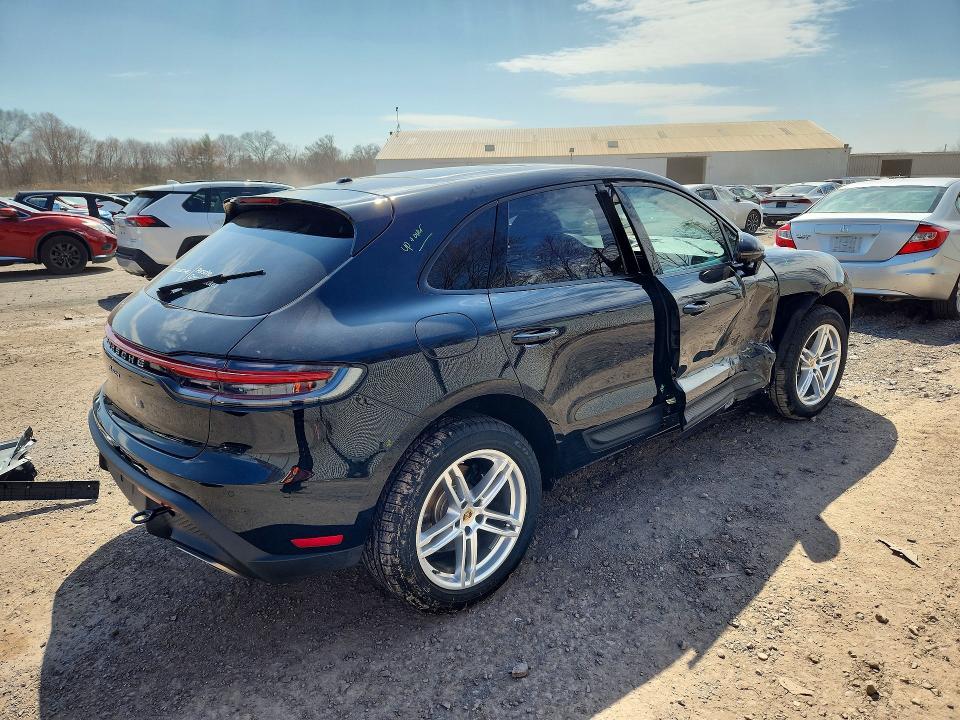 2026 PORSCHE Macan