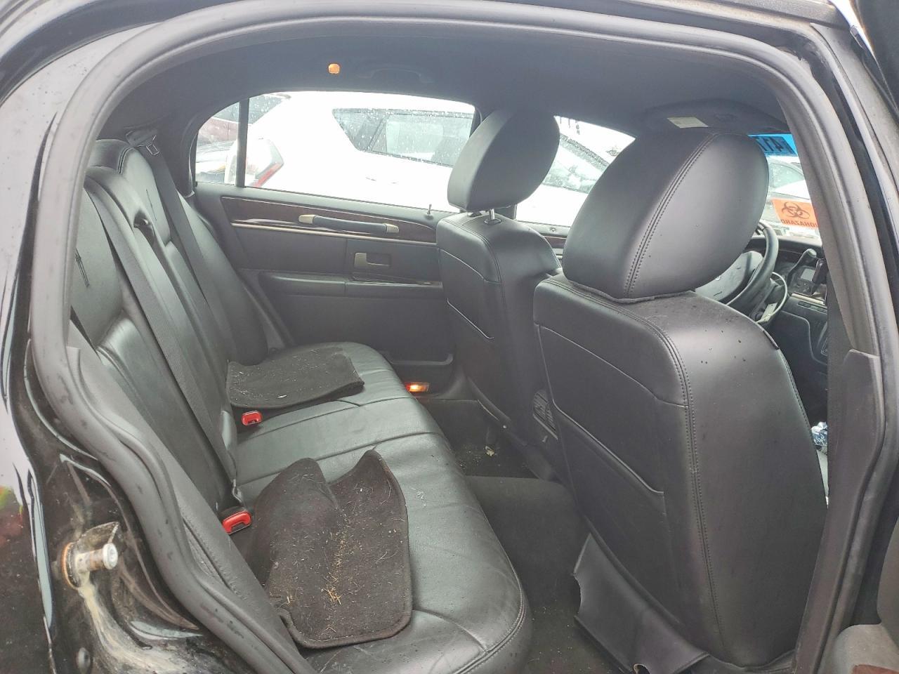 2011 LINCOLN Town Car
