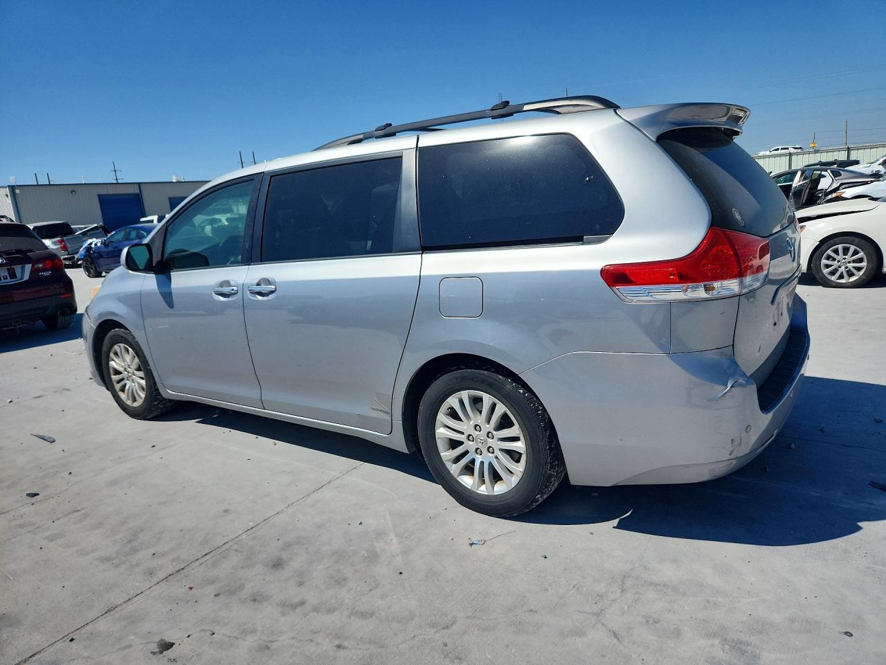 2011 TOYOTA SIENNA