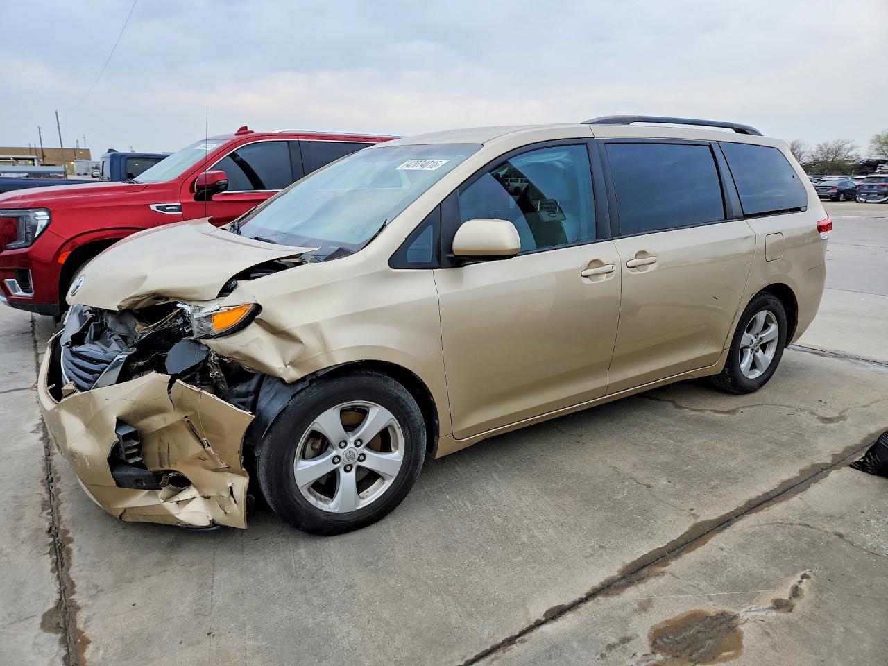 2011 TOYOTA SIENNA