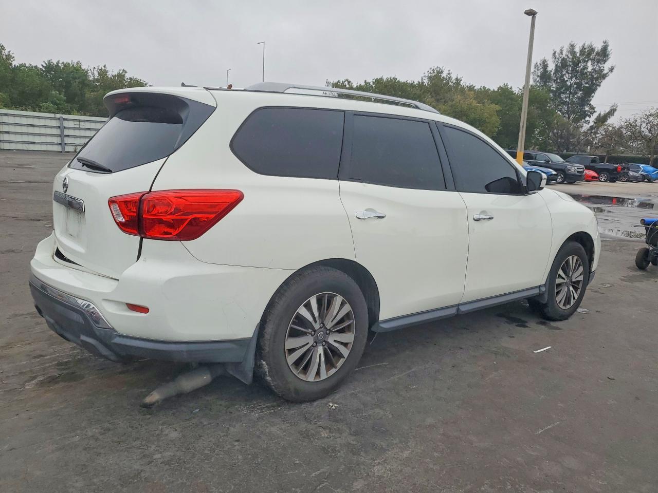 2017 NISSAN Path Finde