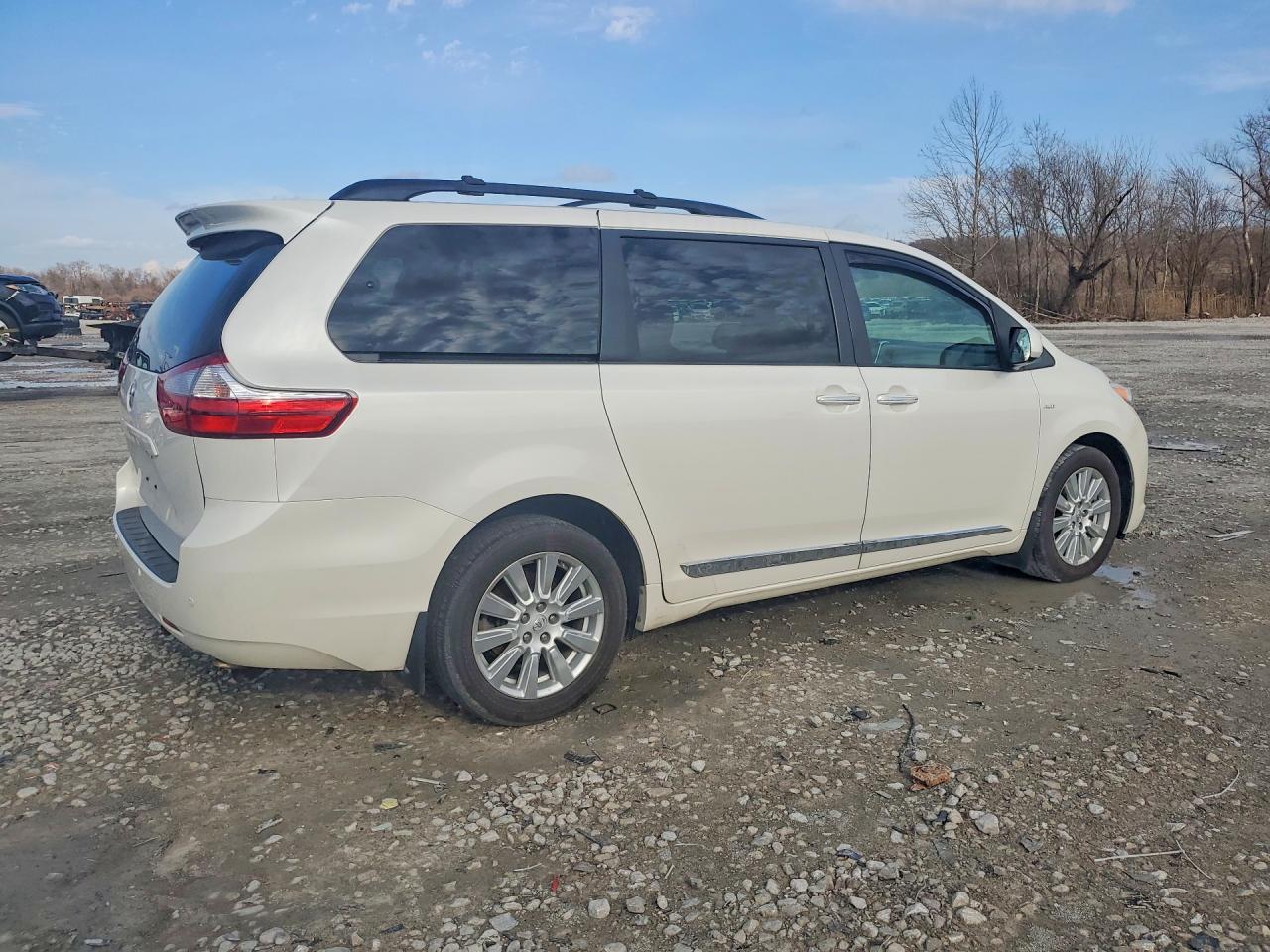 2017 TOYOTA SIENNA