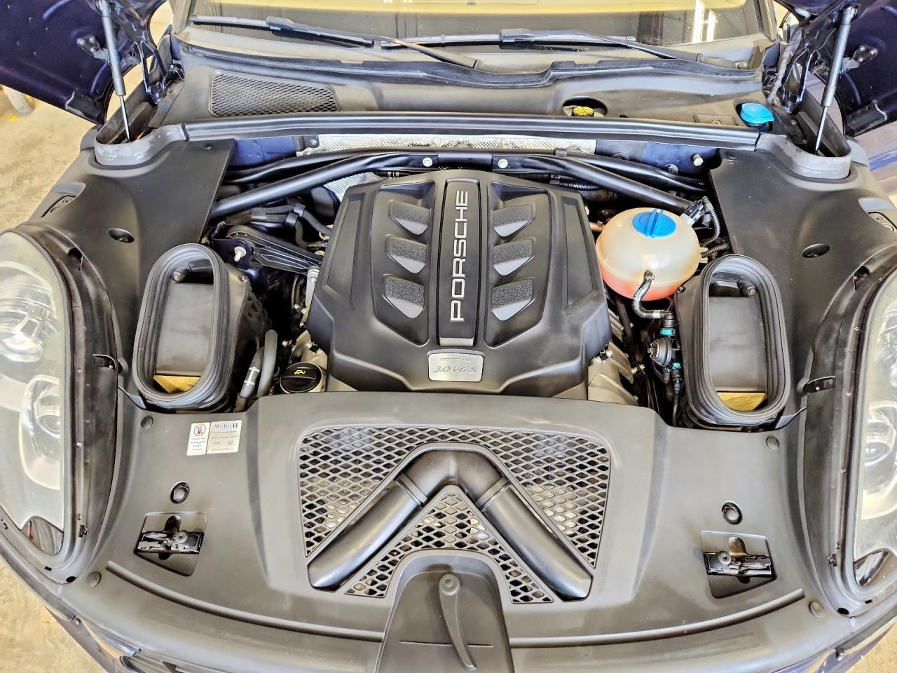 2016 PORSCHE Macan
