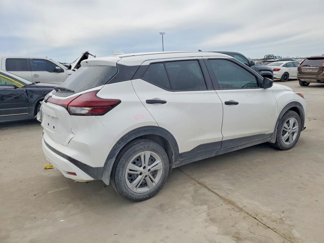 2025 NISSAN KICKS