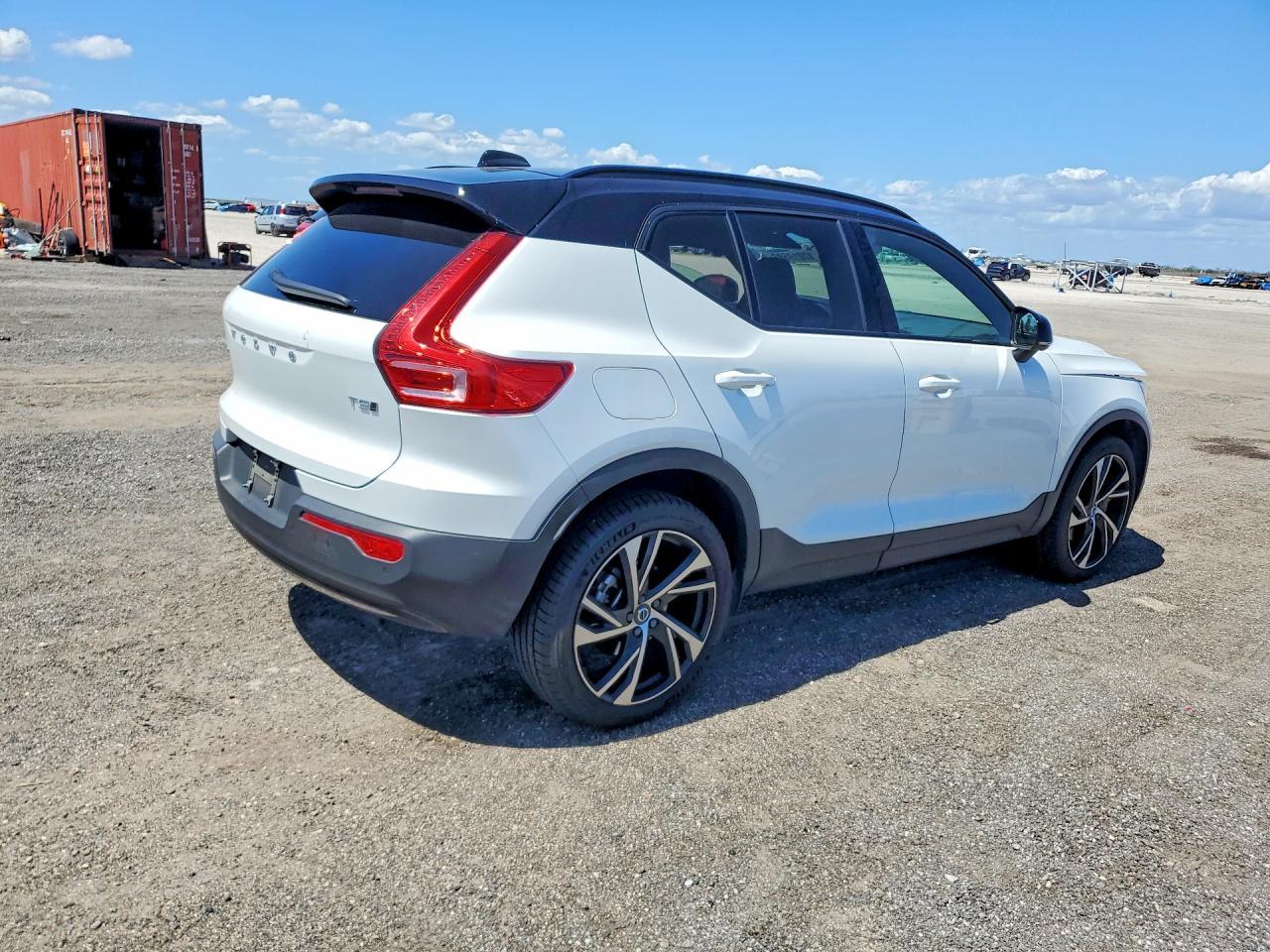 2022 VOLVO XC40